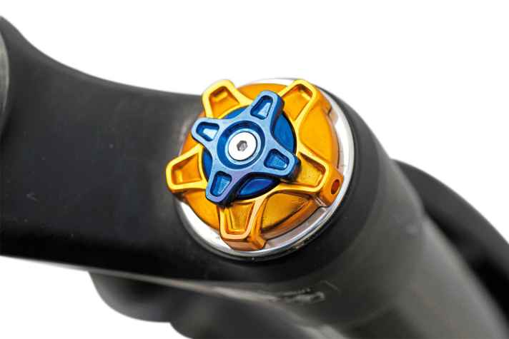   Bei X-Fusion und DVO lassen sich die High- und die Lowspeed-Druckstufe separat einstellen. Viele Biker sind hier ohne Bedie­nungsanleitung überfordert. Für Touren-Gabeln finden wir eine einfache Druckstufeneinstellung wie bei Rock­shox oder Fox passender. Zudem fehlt eine Plattform zur raschen Anpassung der Gabel auf dem Trail.