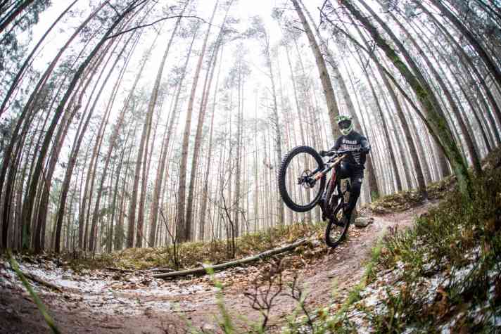   Immer im Vollgasmodus. Der Downhill-Bike von R Raymon ist noch ein Prototyp.
