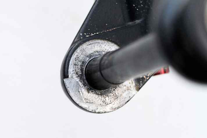   Rockshox und X-Fusion haben breit ausgefräste Ausfallenden, welche neben herkömmlichen Naben (Auflagefläche mit 20 Millimetern Durchmesser) auch Naben mit einer breiten 30-Millimeter-Auflagefläche aufnehmen können. Die Unterschiede zwischen beiden Versionen in der Verdrehsteifigkeit liegen aber nur zwischen 1,5 und 6 Prozent.