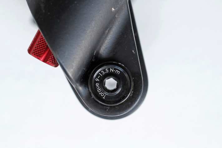   X-Fusion hat keinen Schnellspanner, sondern nur eine Steckachse mit Inbus-Schlüsselfläche. Muss man das Rad ins Auto laden oder hat einen Platten, ist man auf ein Mini-Tool angewiesen.