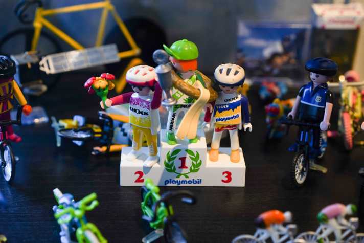   Die Wände sind dekoriert mit Fahrrädern, die Vitrinen voll mit Teilen und allem, was mit Radleidenschaft zu tun hat. Auch dieses Playmobil-Stillleben gehört dazu.