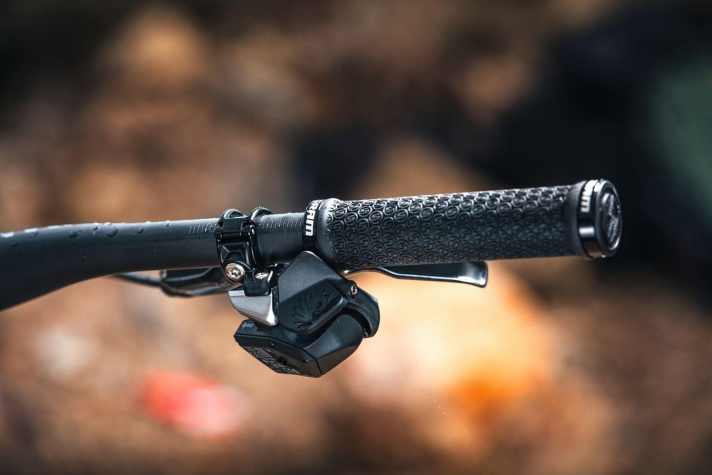   Der Controller der Sram AXS kann per App individuell belegt werden. Man kann außerdem nur mit Daumen hoch- und runterschalten oder zusätzlich den Zeigefinger/Knöchel nutzen.