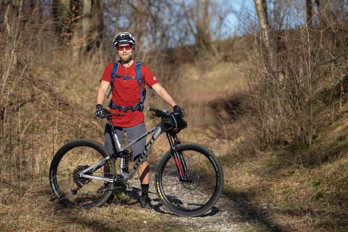    Stefan Loibl (32), BIKE-Redakteur   Von langen Marathon-Rennen bis zu alpinen Abenteuer-Touren ist der Niederbayer für alles zu haben. Doch meist zieht es ihn von München gen Süden in die Alpen. Doch bereits 2017 hat Loibl nach dem #DeutschlandTrail resümiert: „Die Tour quer durch Deutschland hat mir wieder einmal gezeigt, dass es zu Hause am schönsten ist.“