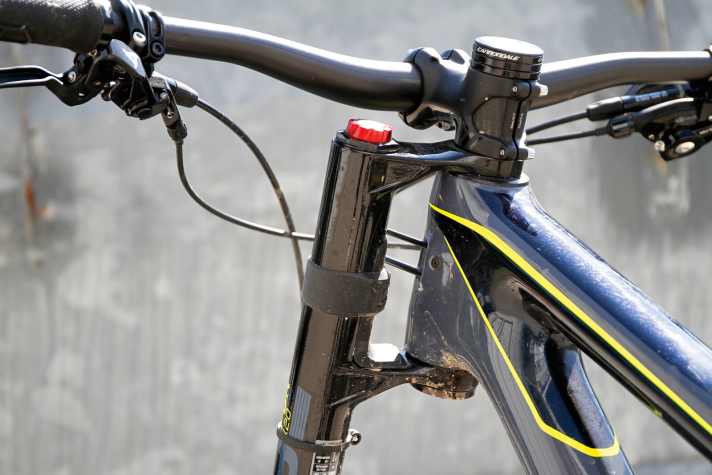   Cannondale: Wer denkt, die Lefty-Gabel würde sich mit nur einem Gabelholm auf dem Trail extrem verwinden, der irrt. Mit ihrer Doppelbrücken-Konstruktion war sie in vergangenen Gabeltests sogar steifer als herkömmliche Gabeln. Der fehlende Holm beeinträchtigt die Funktion auf dem Trail nicht.