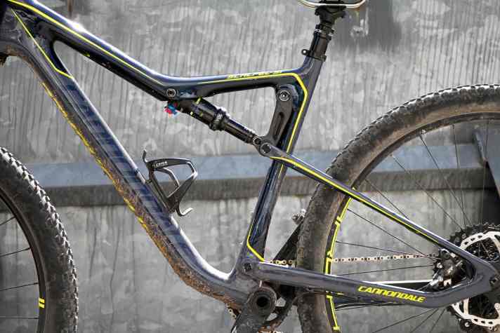   Für die SE-Version tauscht Cannondale nicht nur die Wippe, sondern auch den Hinterbau im Vergleich zur normalen Marathon-Version. Man kann also seinen Marathon-Rahmen nicht selbst durch den Tausch eines Dämpfers günstig zur Trail-Maschine tunen.