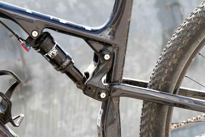   Rocky Mountain: Die Ride-9-Verstellung steht sich selbst im Weg. Mit der Trail-lastigen Geometrie hat das Bike nur noch 109 Millimeter Federweg. Das Heck harmoniert dann nicht mehr mit der Gabel. Wählt man die Einstellung mit mehr Federweg, wird der Lenkwinkel ein Grad steiler. Unlogisch.