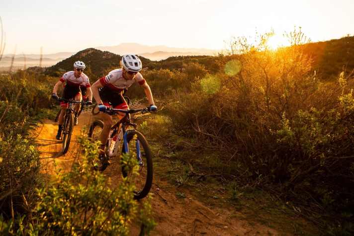   Das Race-Team fährt schon seit Mitte der letzten Saison auf dem neuen Bike. Angeblich wollten sie es gar nicht mehr hergeben und fuhren durch die Bank ihre besten Ergebnisse des Jahres auf dem neuen Bike ein.