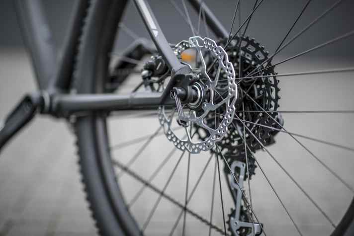   Standesgemäße Post-Mount Bremsaufnahme und Steckachsen stehen dem neuen Bike ebenfalls gut zu Gesicht. Wer möchte, kann aber weiterhin auch Schutzbleche verbauen.