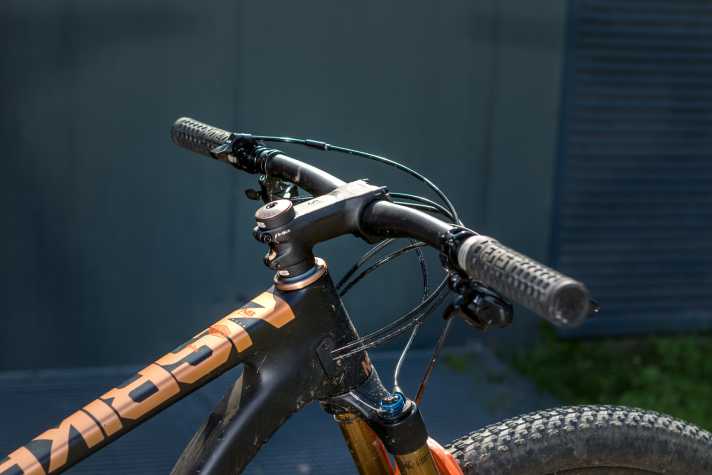   Die RC Variante des Synonym besitzt eine Fox 32 Step Cast Gabel. Der flache Lenker und ein 80-mm-Vorbau mit negativer Neigung machen die Sitzposition sportlich.   