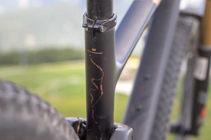   Nettes Detail: Am Sitzrohr sind unter dem KOM (King of the Mountain)-Logo die Hometrails der NS-Bikes-Entwickler in Polen gezeichnet.