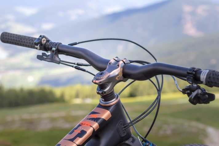   Die Trail-Version kommt mit stark gekröpftem Lenker und einem kurzen 60-mm-Vorbau. Für Tourenfahrer ist die Sitzposition deshalb deutlich komfortabler als beim kleinen RC-Bruder. Das Fahrwerk bleibt auch bei der TR-Version mit einem Hebel vom Lenker aus blockierbar. 