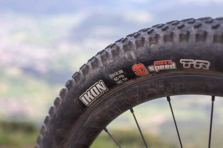   Die Maxxis Ikon-Reifen in 29x2,35 Zoll rollen extrem gut und sorgen vor allem für einen leichtfüßigen Antritt. Langen MTB-Touren steht mit diesen Reifen nichts im Weg.