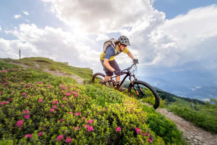   Bergab gibt einem die hohe Front auch im steilen Gelände ein sicheres Fahrgefühl. Der flache Lenkwinkel sorgt auch bei hohem Tempo auf leichten Trails für viel Laufruhe. Der Hinterbau arbeitete etwas straff, laut NS Bikes soll aber eine neue Dämpfer-Abstimmung zukünftig für mehr Komfort sorgen. Wenn's steil und verblockter wird, begrenzen vor allem die schwachen Level-Bremsen von Sram und das schwache Profil der Ikon-Reifen den Fahrspaß. Das Potential der abfahrtslastigen Geometrie kann man so leider nicht ganz ausnutzen. Für lange Touren ist die Ausrichtung des NS Synonym TR dennoch gelungen. 