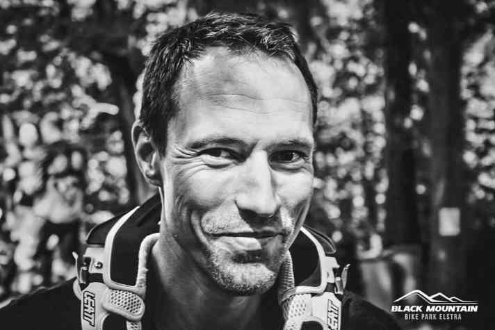   "Die Kombination aus Selbstüberschätzung und einem schlechten Fahrwerks-Setup führt bei Sprüngen oft zum Sturz." Robin Klinkert, Bikepark-Betreiber und Racer, findet die Idee einer Art Führerschein für Park-Biker gut. "Im Tauch- und Fallschirmsport müssen auch Prüfungen abgelegt werden. Aber der Erfolg steht und fällt mit dem Inhalt des Kurses", sagt Klinkert.