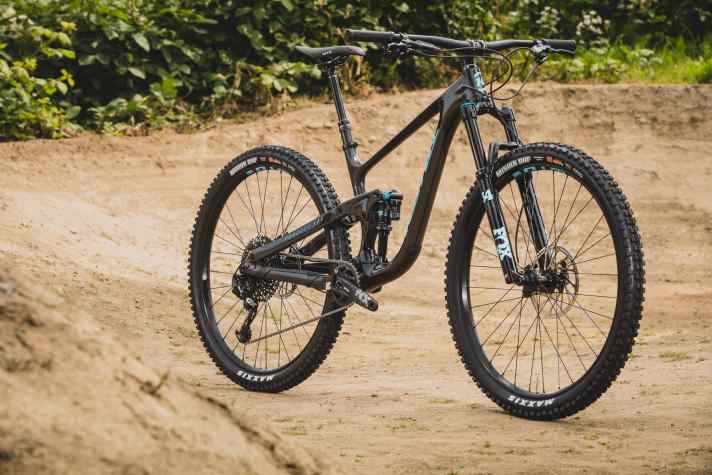   Der Kassenschlager? Das Kona Process 134 CR 29 ist der Einstieg ins Carbon-Segment und wir vermuteten das beste Preis-Leistungsverhältnis. Weit gefehlt. Das Bike ist mit 5499 Euro ziemlich teuer, das Topmodell mit wesentlich schickerer Ausstattung kostet "nur" noch einen Tausender mehr.