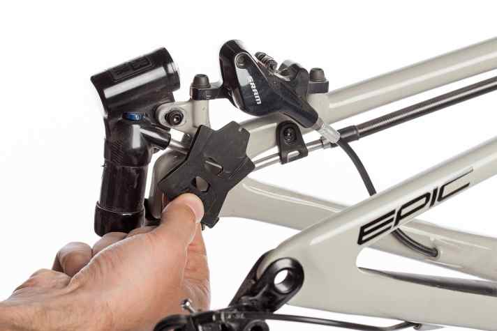   Tipp eins: Setzen Sie nach dem Laufradausbau eine Transportsicherung zwischen beide Bremssättel ein. Beim Verpacken des Bikes zieht man schnell mal aus Versehen den Bremshebel und muss dann eventuell neu entlüften.