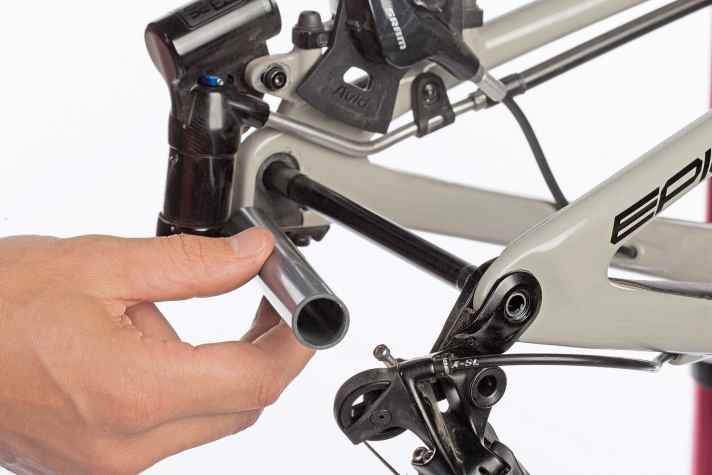   Tipp zwei: Besitzt die Tasche keine Steckachsaufnahme, schrauben Sie die Achsen trotzdem wieder in den Rahmen. Passend geschnittene Röhrchen aus dem Baumarkt geben Rahmen und Gabel zusätzliche Stabilität. 