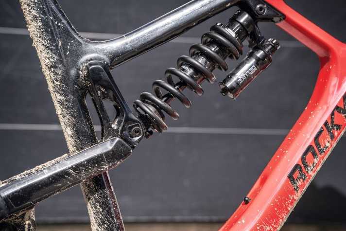   „Stahlfeder only“ lautet die Devise bei den neuen Slayer-Modellen für 2020. Der Hinterbau soll aber auch mit großvolumigen Luftdämpfern gefahren werden können. Die Ride4-Verstellung ermöglicht eine Anpassung der Geometrie und des Federungsverhaltens.