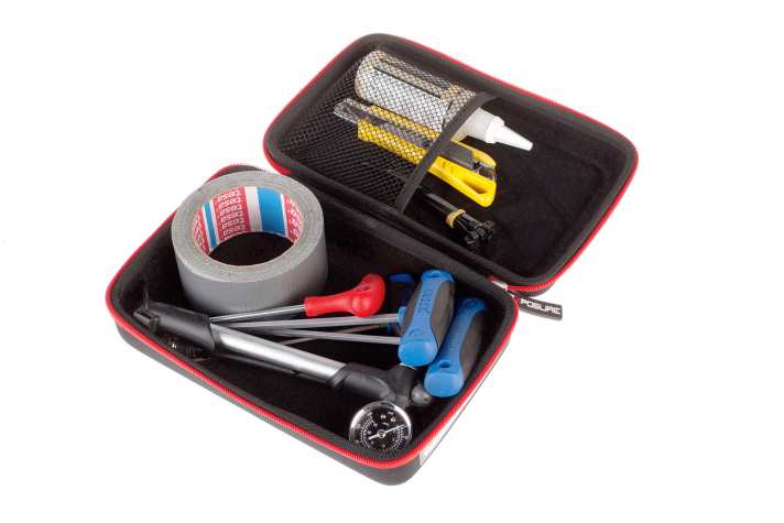   Packen Sie alle Tools, die Sie beim Zusammenbau benötigen, ein paar Kabelbinder, Klebeband und die Dämpferpumpe in die Transporttasche. Dann haben Sie Ihr Werkzeug am Zielort gleich zur Hand.