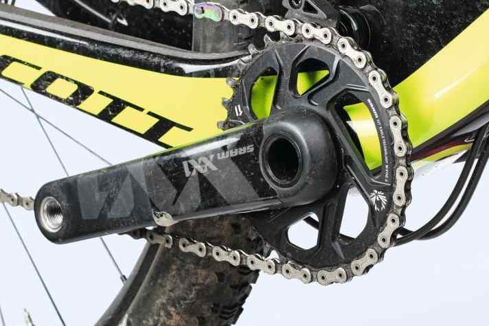   1 Der Kurbelsatz kann auf vielfältige Art Geräusche erzeugen. Im Fokus: die Lager und die Befestigung des Blattes – hier ein Direct-Mount-Modell von Sram. 