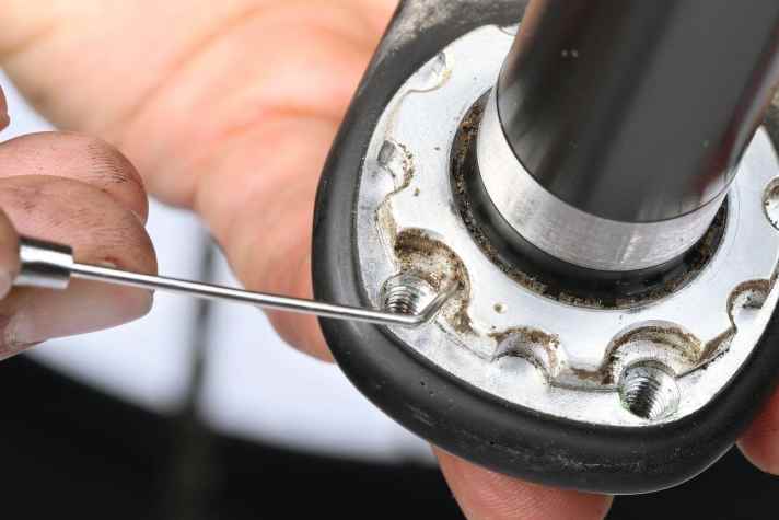       2 Nach der Demontage eines Sram-Kurbelsatzes entfernen Sie die Sicherungsschrauben, lösen das Blatt und säubern die Kontaktzone. Tipp: Zahnarztwerkzeug leistet hier gute Dienste. 