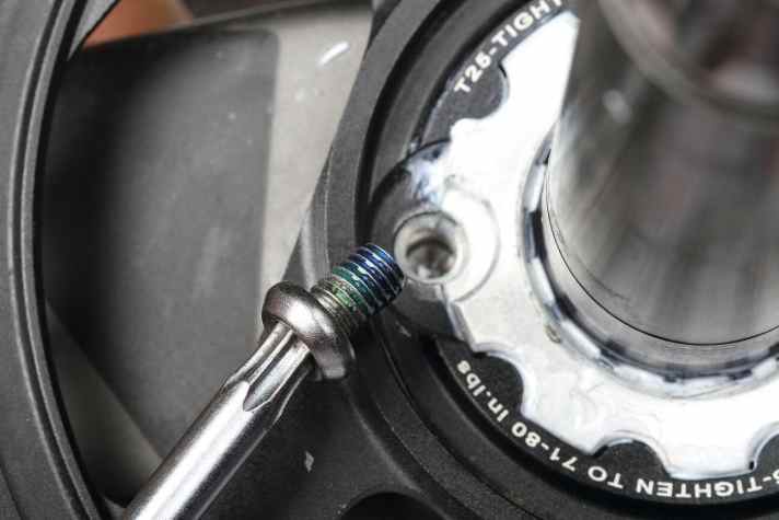 Detailarbeit: Um Geräusche aus dem Tretlager zu bekommen, müssen alle Kontaktstellen sauber und gefettet sein. 