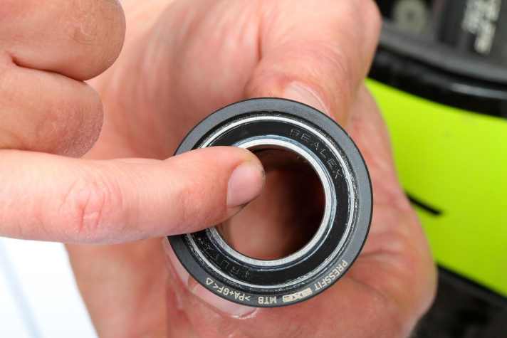   Geschraubte Lagerschalen ausbauen, säubern und mit Montagefett neu einsetzen. Mit 35 Nm anziehen.  