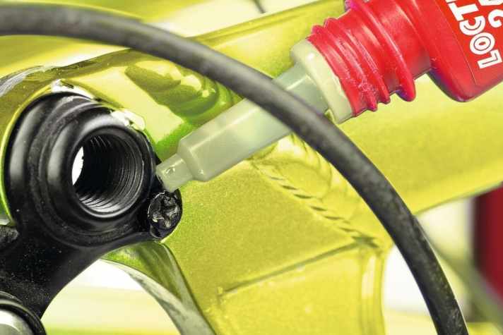   2 Sicherungsschraube entfettet mit mittelfestem Schraubenkleber einsetzen.  