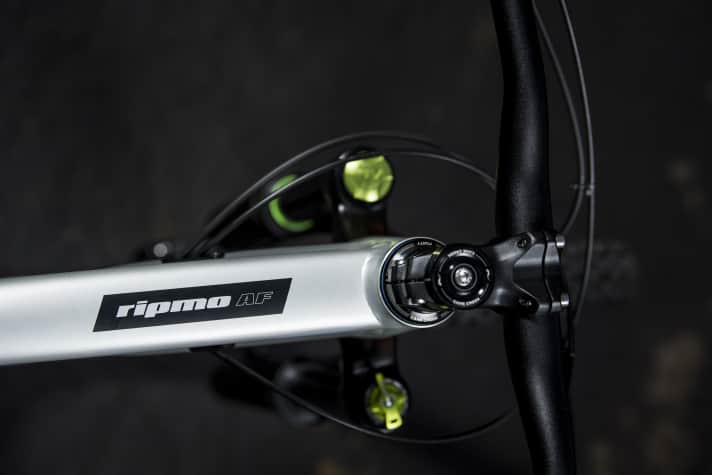   Breites Cockpit, starkes DVO Fahrwerk. Damit sollte das Ibis Ripmo AF auf dem Trail nicht schwächeln. Nur Gewichtsrekorde stellt das Alu-Enduro sicher nicht auf.