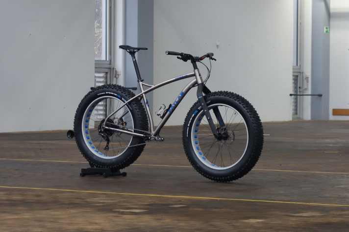 Für alle, die auf Edelmetall stehen: Das Fatlab Hoggar. Der Titanrahmen bietet eine Reifenfreiheit bis 5.2 Zoll! Wie auch beim Pole kann man so extreme Reifenbreiten fahren, z. B. den Vee Tire 2XL in 5.05 Zoll Breite. Das Hoggar startet bei 1799 Euro für den Rahmen mit festen Ausfallenden. 2000 Euro kostet das Chassis mit verstellbarem Ausfallende und für 2400 Euro bietet der Hersteller den Rahmen mit einer Custom-Geometrie nach Kundenwunsch an. Die Rahmen werden ab Frühling 2020 bei <a href="https://www.fatbike24.de/" target="_blank" rel="noopener noreferrer nofollow">Fatbike24 im Online Shop</a>  verfügbar sein, können aber jetzt schon hier vorbestellt werden: info@fatbike24.de