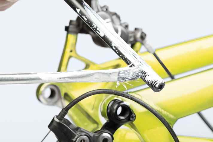   3 Spannachse mit Montagefett bestreichen und ausreichend anziehen – manchmal hilft ein Tick mehr Spannkraft, und es wird ruhig.  