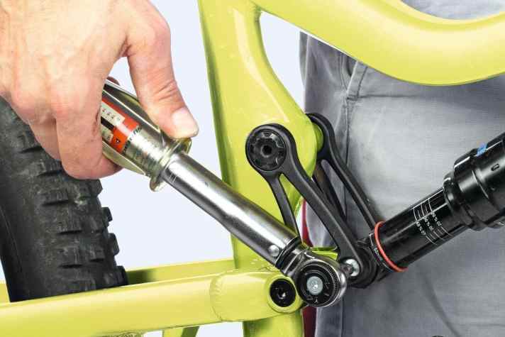   5 Schrauben des Dämpfers checken – alles fest?  