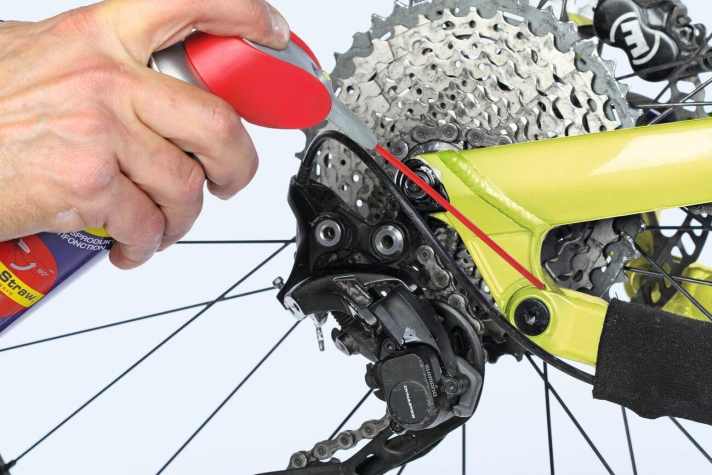   6 Knarzendes Gelenk? Gelenke nacheinander mit Kriechöl behandeln und so herausfinden, welches Lärm macht. Dieses dann ausbauen, säubern, gefettet wieder einbauen.  