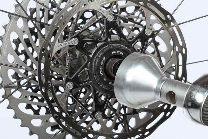   7 Kassette und Bremsscheibe mit den angegebenen Drehmomenten nachziehen.   