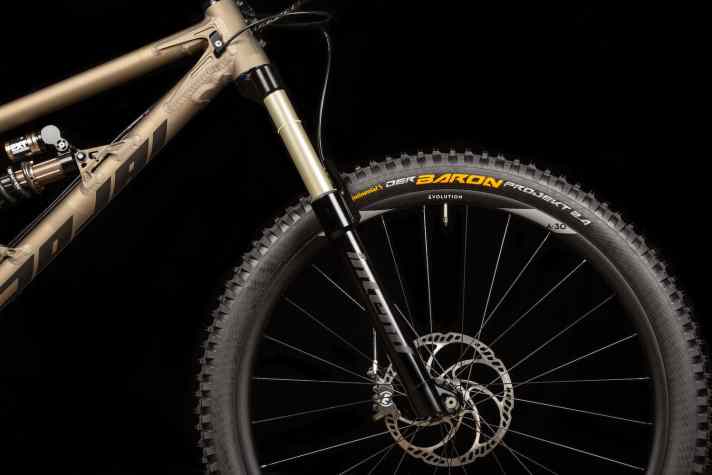   Soll den massiveren All Mountain- und Enduro-Gabeln von Rockshox und Fox Konkurrenz machen: die neue Intend Blackline Ebonite, hier verbaut in einem Nicolai-Enduro.