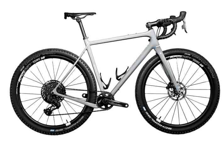 AWARD GEWINNER  – WI.DE (Gravel-Bike mit breiten Reifen)   Hersteller: OPEN cycle   Statement der Eurobike Award Jury: "Damit hat der Gravel-Pionier eine neue Benchmark gesetzt: Das WI.DE. hat extrabreite Reifen und stellt sich erfolgreich auch technischen Herausforderungen - wie zum Beispiel einer idealen Kettenlinie.“