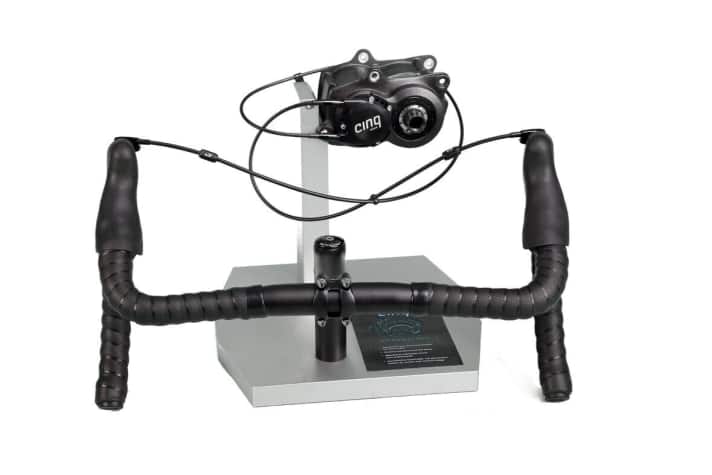 AWARD GEWINNER – Cinq Shift:R Road für Pinion (Erster Rennradhebel für Pinion)   Hersteller: Tout Terrain   Statement der Eurobike Award Jury: „Mit diesem Shifter bringt Cinq die Möglichkeit, auch das Pinion-Getriebe effizient vom Rennrad-Lenker aus zu bedienen. So wird Pinion auch am Gravelbike einsetzbar. Einfach zu warten ist es, dank offener Zugverlegung an den Hebeln, zusätzlich.“