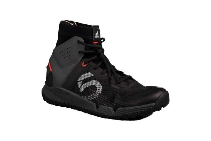 AWARD GEWINNER – 5.10 Trailcross Mid Pro   Hersteller: adidas | Five Ten   Statement der Eurobike Award Jury: „Ein sehr sinnvoll aufgebauter Trekkingschuh. Die integrierte, schnelltrocknende Socke hält den Schmutz außen vor, die ergonomisch geformte Sohle sorgt für Gehkomfort.“