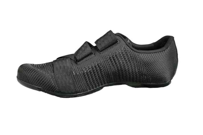 AWARD GEWINNER – Vento Powerstrap R2 Aeroweave   Hersteller: Fizik   Statement der Eurobike Award Jury: „Wir waren schwer beeindruckt von diesem extrem leichten und atmungsaktiven Straßenschuh. Das Gewebe gewährleistet viel Luftzurkulation, die Schlaufen harmonisieren bestens mit dem eleganten Design.“