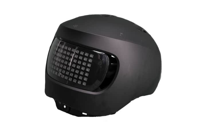 AWARD GEWINNER – Lumos Matrix Helmet   Hersteller: Lumen Labs   Statement der Eurobike Award Jury: „Die Freude am Design, aber auch jede Menge Showeffekt machen bei diesem urbanen Helm aus Los Angeles den Spaßfaktor. Da ist viel Spielfreude dabei - vor allem was die Programmierung der großen 'Leuchtreklame-Fläche' am Hinterkopf ausmacht.“