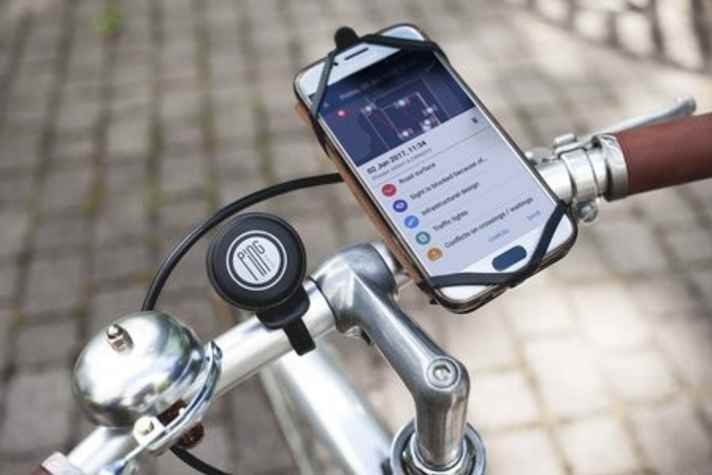 AWARD GEWINNER –  Ping if you care   Hersteller: Bike Citizens / Mobiel 21   Statement der Eurobike Award Jury: „Crowd Sourcing für die Zukunft des urbanen Fahrradfahrens: Der Ping-Button und die App helfen, gefährliche Stellen oder schadhafte Radwege in der City zu markieren und an die Behörden weiterzugeben. Die fahrradfreundliche Stadt kann so mithilfe des Biker-Netzwerks die Infrastruktur verbessern. Tolle Idee.“