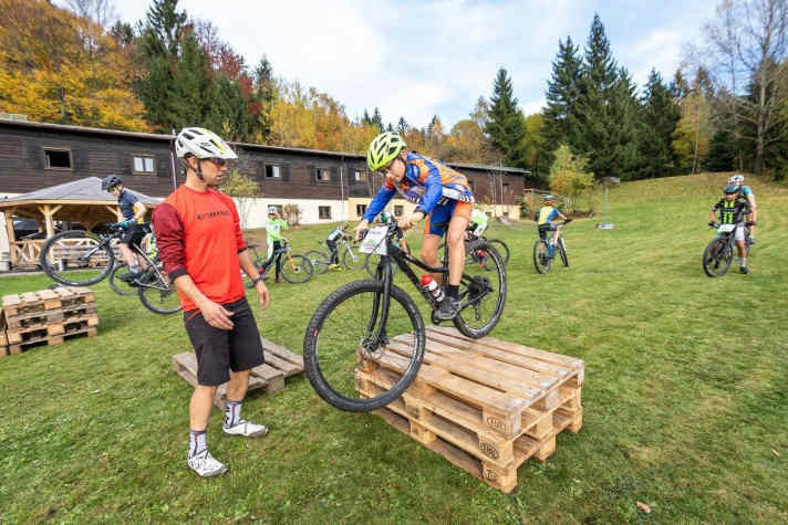 Neben gemeinsamen Touren und Theorie wird auch mit Coaches an der Fahrtechnik gefeilt.