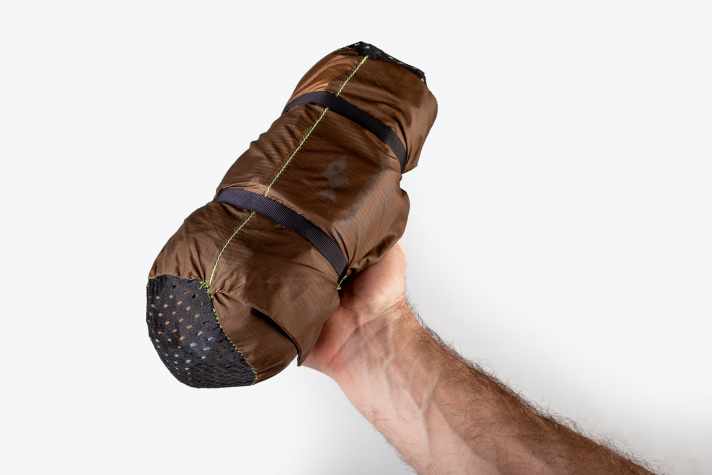 Knapp 25 Zentimeter in der Länge und rund zehn Zentimeter im Durchmesser misst die Rolle, zu der sich das Amazonas Adventure Tarp wickeln lässt.