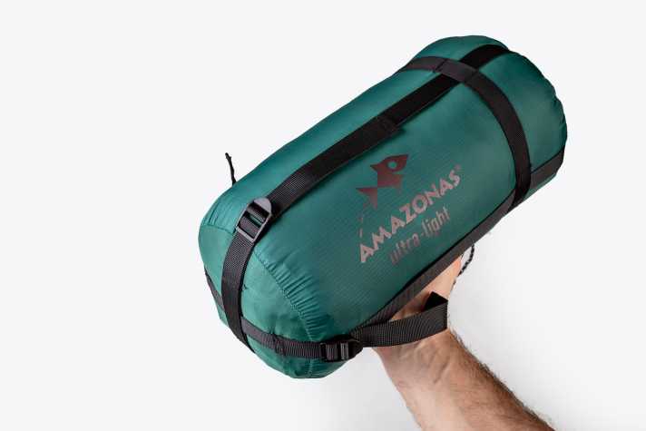 Dickes Ding: Der Amazonas Underquilt nimmt am meisten Platz weg. Mit den Zurrgurten kann man das Päckchen aber auf sehr akzeptable 24 x 15 x 15 Zentimeter komprimieren.