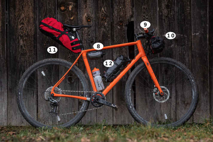 Ein HARDTAIL- oder erst recht ein Gravel-Rahmen bietet genügend Platz und Befestigungsmöglichkeiten für Taschen und Zubehör. Am gezeigten Gravelbike mit geradem Lenker lassen sich die 4,2 Kilo Gepäck rüttelfest verstauen. Schlafsack und Iso-Matte stecken in der Satteltasche, das Zelt in der Gepäckhalterung im Rahmendreieck und die Wechselklamotten in der Lenkertasche.