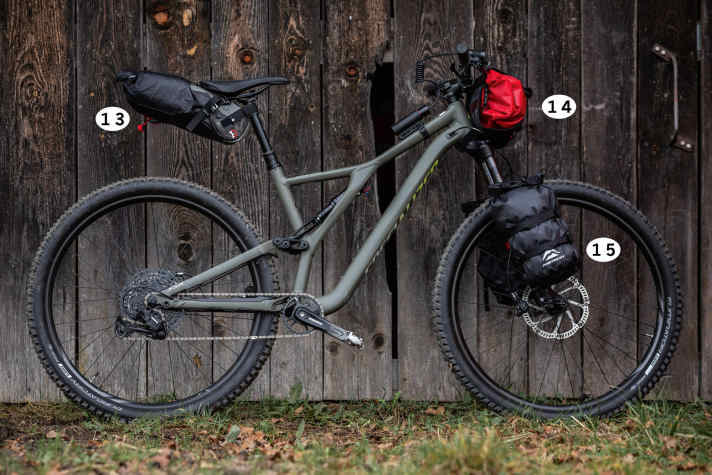 Kompakter Rahmen, viel Federweg, Teleskopstütze: Dem FULLY setzt das Gelände die wenigsten Grenzen. Bike-Nomaden genießen damit den höchsten Komfort. Für Gepäck bleibt jedoch wenig Platz. Aber auch hier gibt es Lösungen, ohne Rucksack reichlich Equipment unterzubringen. So geht der Fahrspaß auf dem Trail selbst beladen nicht verloren.
