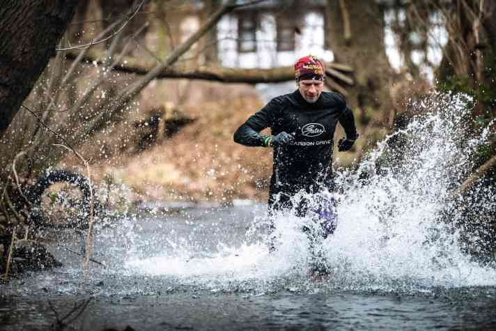   Stromaufwärts laufen