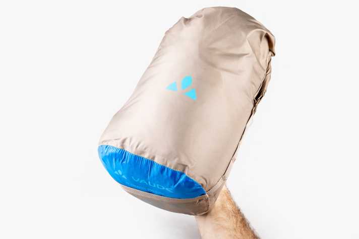 Der Vaude Altmann 300 Syn mit viiiiel Luft verpackt. Wenn es sein muss, schrumpft das Paket unter die Größe eines Würfels mit 20 Zentimeter Kantenlänge.