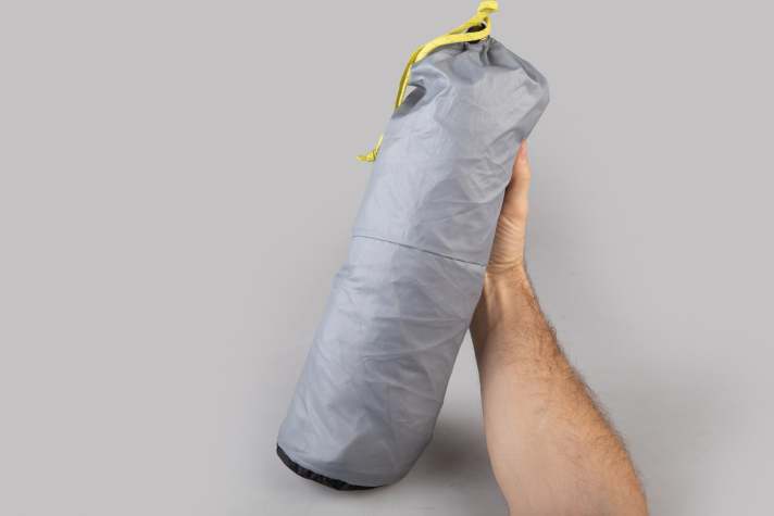   Durch das kompakte Packmaß passt das Zelt ohne Probleme in einen Gepäckhalter wie den Versa-Cage von Topeak und lässt sich so im Rahmendreieck unterbringen. Hier ist noch viel Luft im Packsack…