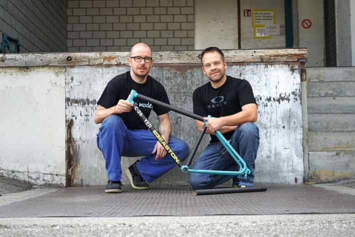   Reto Trachsel und Stefan Utz berechnen 3500 Euro für die Fertigung der Replika. 